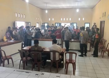 Polisi dari Polsek Mrebet melaksanakan pengamanan aksi unjuk rasa yang dilakukan oleh warga Desa Kradenan, Kecamatan Mrebet, Kabupaten Purbalingga, Senin (21/4/2025) pagi.