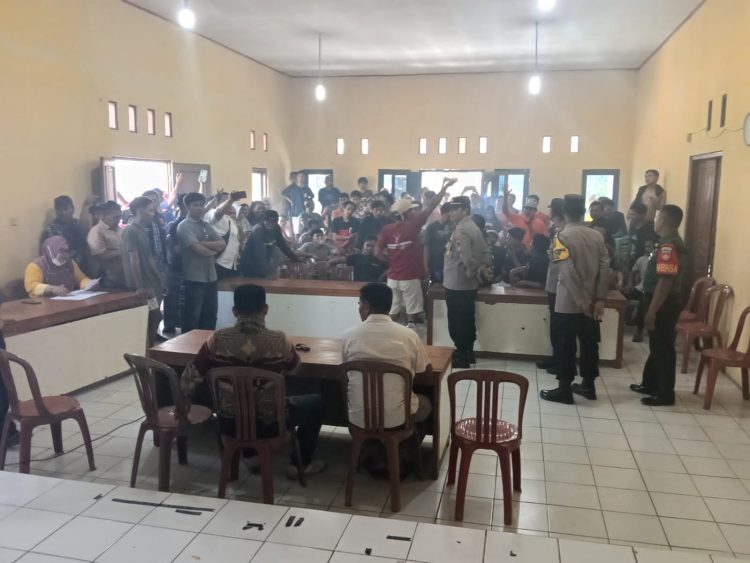 Polisi dari Polsek Mrebet melaksanakan pengamanan aksi unjuk rasa yang dilakukan oleh warga Desa Kradenan, Kecamatan Mrebet, Kabupaten Purbalingga, Senin (21/4/2025) pagi.