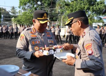 Kapolresta Palangka Raya Kombes Pol Dedy Supriadi, S.I.K., M.H., memberikan kejutan ulang tahun kepada Kabag Logistik Kompol Mangatur Tampubolon yang ke-57.