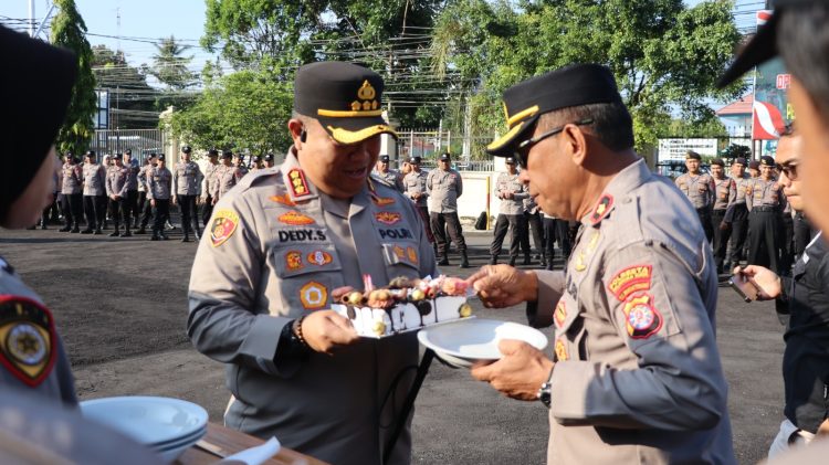 Kapolresta Palangka Raya Kombes Pol Dedy Supriadi, S.I.K., M.H., memberikan kejutan ulang tahun kepada Kabag Logistik Kompol Mangatur Tampubolon yang ke-57.