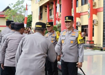 Kepala Kepolisian Daerah Kalimantan Tengah Irjen Pol Iwan Kurniawan, memimpin langsung apel pagi yang bertempat di Lapangan Barigas, Mapolda setempat, Selasa (8/4/25) pagi.
