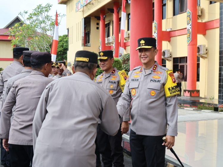 Kepala Kepolisian Daerah Kalimantan Tengah Irjen Pol Iwan Kurniawan, memimpin langsung apel pagi yang bertempat di Lapangan Barigas, Mapolda setempat, Selasa (8/4/25) pagi.