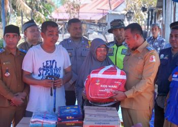 Raja Sayang menyerahkan secara simbolis bantuan masa panik kepada Zainuddin bersama ibunya, Dara, warga setempat yang rumahnya mengalami kebakaran hebat.