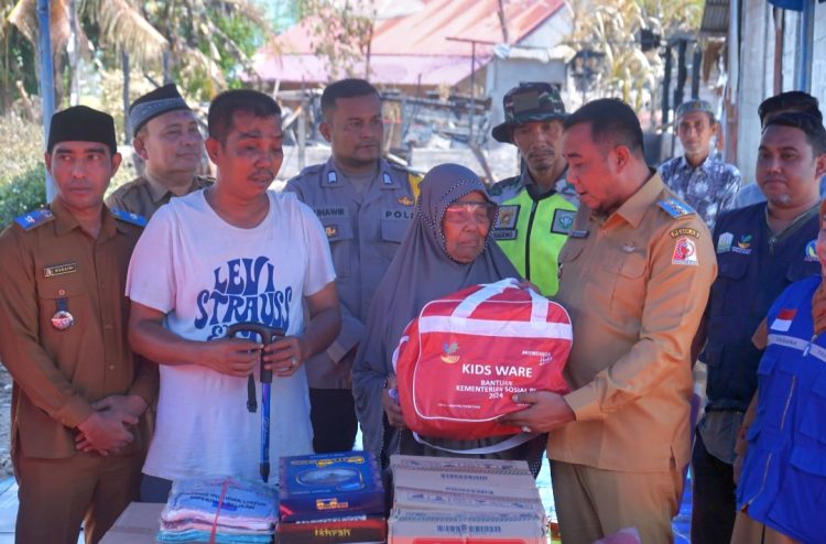 Raja Sayang menyerahkan secara simbolis bantuan masa panik kepada Zainuddin bersama ibunya, Dara, warga setempat yang rumahnya mengalami kebakaran hebat.