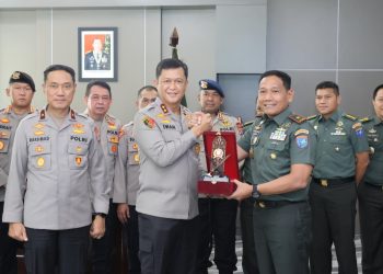 Kapolda didampingi Wakapolda Brigjen Pol Dr. Rakhmad Setyadi dan sejumlah pejabat utama Polda, disambut hangat oleh Danrem 102 Pjg Brigjen TNI Wimoko dan sejumlah pejabat Korem.