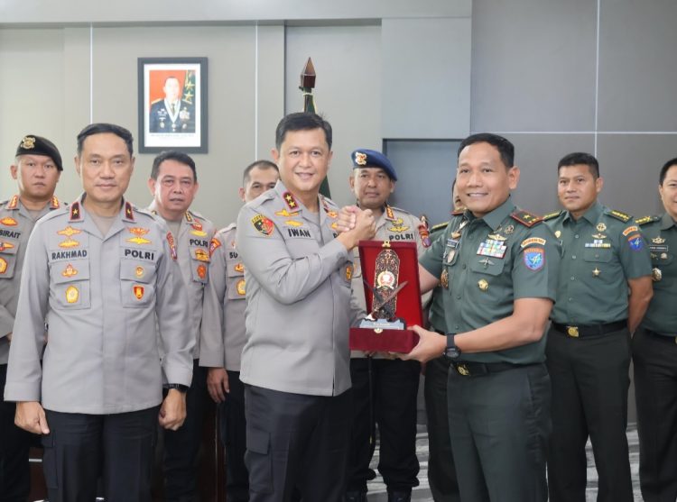 Kapolda didampingi Wakapolda Brigjen Pol Dr. Rakhmad Setyadi dan sejumlah pejabat utama Polda, disambut hangat oleh Danrem 102 Pjg Brigjen TNI Wimoko dan sejumlah pejabat Korem.