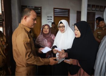 Wali Kota Tanjungbalai, Mahyaruddin Salim bersama Wakil Wali Kota Muhammad Fadly Abdina menyerahkan bantuan ini secara simbolis di Aula Kantor Camat Datuk Bandar, Selasa (15/4/2025).