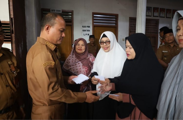 Wali Kota Tanjungbalai, Mahyaruddin Salim bersama Wakil Wali Kota Muhammad Fadly Abdina menyerahkan bantuan ini secara simbolis di Aula Kantor Camat Datuk Bandar, Selasa (15/4/2025).