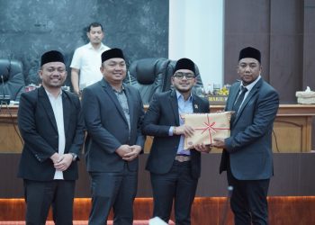 Rapat Paripurna Ke-1 DPRK Nagan Raya Masa Persidangan II Tahun 2025, yang digelar dalam rangka Penyampaian Laporan Keterangan Pertanggungjawaban (LKPJ) Bupati Tahun Anggaran 2024 dan Rancangan Awal Rencana Pembangunan Jangka Menengah (RPJM) Daerah Tahun 2025–2029.