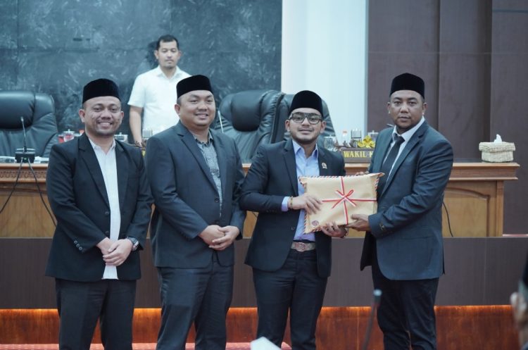 Rapat Paripurna Ke-1 DPRK Nagan Raya Masa Persidangan II Tahun 2025, yang digelar dalam rangka Penyampaian Laporan Keterangan Pertanggungjawaban (LKPJ) Bupati Tahun Anggaran 2024 dan Rancangan Awal Rencana Pembangunan Jangka Menengah (RPJM) Daerah Tahun 2025–2029.
