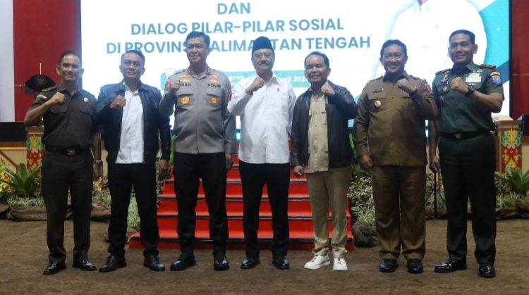 Kapolda Kalimantan Tengah Irjen Pol Iwan Kurniawan, menghadiri acara dialog Menteri Sosial bersama Pilar-Pilar Sosial Provinsi Kalteng, di Aula Jayang Tingang, Kantor Gubernur setempat, Selasa (15/4/2025).