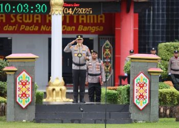 Bertindak selaku Inspektur upacara (Irup) Kapolda Kalteng, Irjen Pol Iwan Kurniawan, S.IK., M.Si. dan dihadiri Wakapolda Brigjen Pol Dr. Rakhmad Setyadi, para pejabat utama Polda serta seluruh Personel Polda Kalteng.