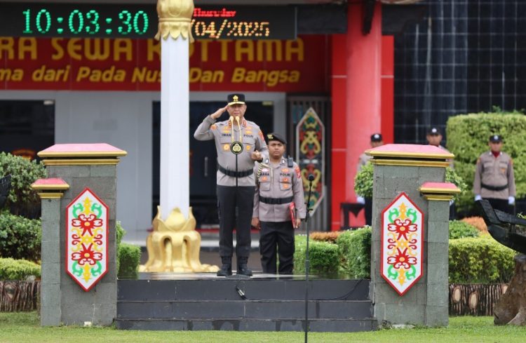 Bertindak selaku Inspektur upacara (Irup) Kapolda Kalteng, Irjen Pol Iwan Kurniawan, S.IK., M.Si. dan dihadiri Wakapolda Brigjen Pol Dr. Rakhmad Setyadi, para pejabat utama Polda serta seluruh Personel Polda Kalteng.