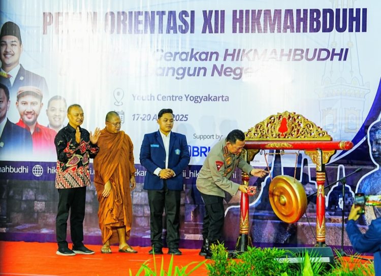 Kapolri Jenderal Listyo Sigit Prabowo menghadiri kegiatan pembukaan pekan orientasi Himpunan Mahasiswa Buddhis Indonesia (Hikmahbudhi) ke-12 di Yogyakarta, pada Jumat (18/4/25).