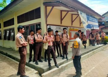 personel Bhabinkamtibmas dari Polres Labuhanbatu hadir langsung untuk melaksanakan kegiatan pengamanan (PAM) di lingkungan sekolah. Kegiatan ini merupakan bentuk komitmen kepolisian dalam menjaga ketertiban masyarakat, khususnya di momen-momen rawan seperti kelulusan pelajar.