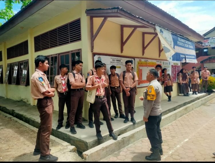personel Bhabinkamtibmas dari Polres Labuhanbatu hadir langsung untuk melaksanakan kegiatan pengamanan (PAM) di lingkungan sekolah. Kegiatan ini merupakan bentuk komitmen kepolisian dalam menjaga ketertiban masyarakat, khususnya di momen-momen rawan seperti kelulusan pelajar.