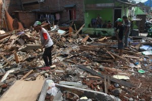 Meski Belum Terima Uang Bongkar, Warga Tetap Gotong Royong Bongkar 17 Rumah
