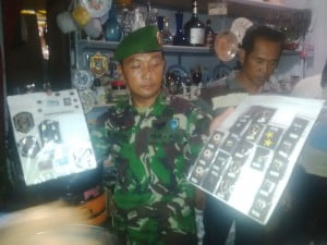 Sisir Pasar Klitikan, TNI Sita Topi Berlogo Palu Arit
