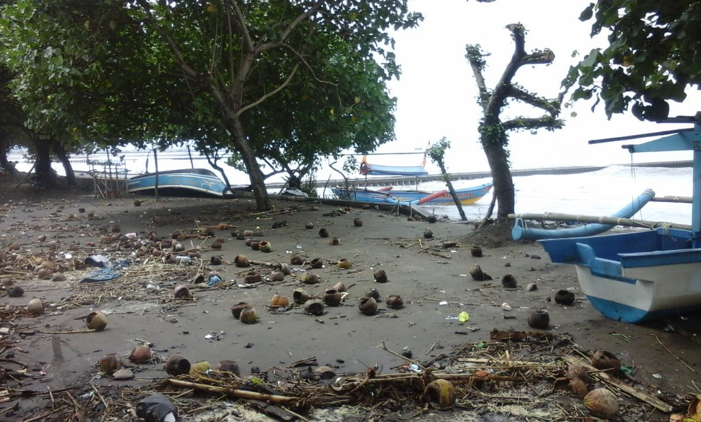 Ini Penampakan Pantai Teluk Penyu Pasca Terjangan Gelombang Tinggi