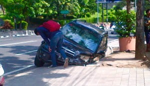 Gara-gara Kecoa, Mobil Ini Masuk Selokan