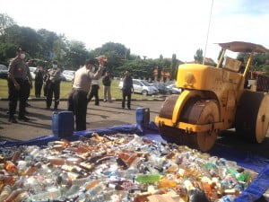 Jelang Lebaran, Ribuan Botol Miras dan Oplosan Dimusnahkan