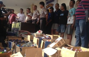 POLISI SITA RATUSAN BOTOL MIRAS DALAM OPERASI PEKAT