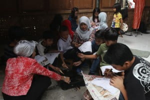 Ngabuburit, Anak-anak Ini Membatik dengan Pola Unik
