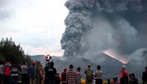 Bandara Abdul Rahman Saleh Dibuka Lagi,Bromo Masih Erupsi