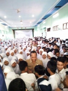Hari Perdana Tahun Ajaran, Mas Alex jadi Guru SMPN 7 Pekalongan