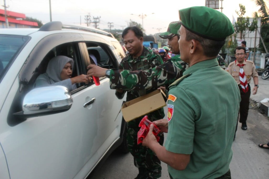 KORAMIL TUGU bagikan Takjil bagi Pemudik yang Melintas