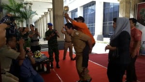 Hendi pun Gendong Penyapu Jalan dalam Syukuran ini
