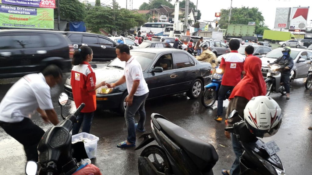 TIDAR Kota Semarang Bagi Takjil Gratis