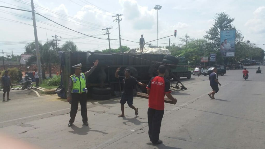 Truck Pakan Ayam Oleng di Pertigaan Hanoman
