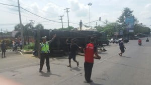 Truck Pakan Ayam Oleng di Pertigaan Hanoman