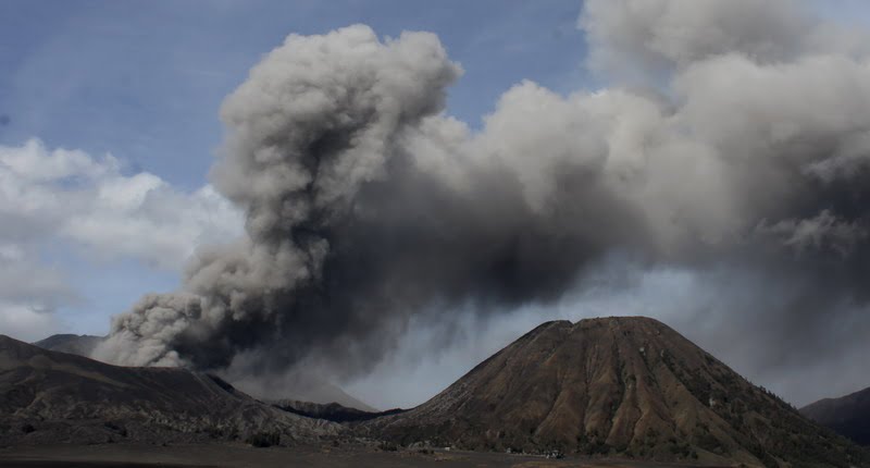 Gunung Bromo Mulai Lontarkan Material Pijar