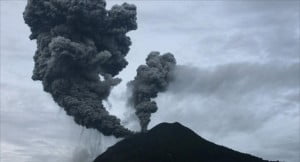 Sinabung Erupsi Lagi, Sebagian Kota Medan Dilanda Hujan Abu