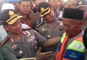 Kunjungi Tambak Lorok, Kapolri Bagi Al Quran, Sembako dan Pelampung