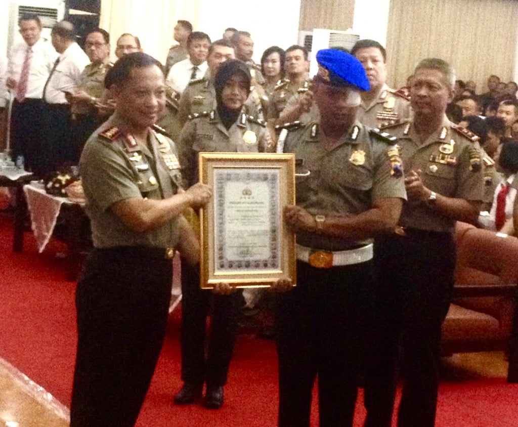 Kapolri Beri Penghargaan Kenaikan Pangkat ke Bripka Bambang