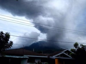 Gamalama Meletus, Bandara Babullah Ditutup