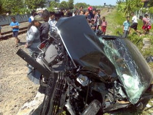 Mobil tersambar Kereta Api Di Perlintasan, Ketua Ombudsman jateng Meninggal Di TKP.