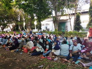 Empat Bulan Tanpa Kejelasan, Ribuan Pekerja Simoplast Geruduk Pabrik