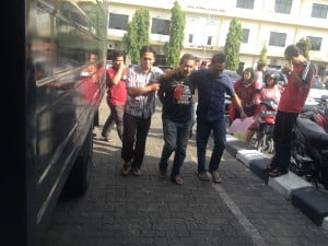 Aniaya Tetangga Hingga Tewas, Kakek Ini Digelandang ke Tahanan