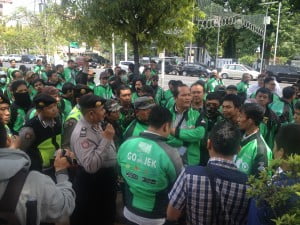 Tarif Per KM Turun, Ratusan Driver Go-Jek Gelar Aksi