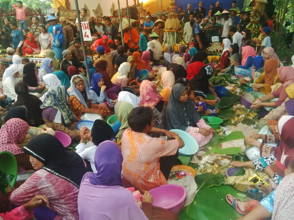 Diawali Doa, Perang Nasi Tumpah di Desa Milir Grobogan