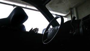 Asyik Renang, Mobil Melayang