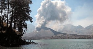 Laut Dompu Diterjang Gempa, Gunung Rinjani Puncak Barujari Meletus