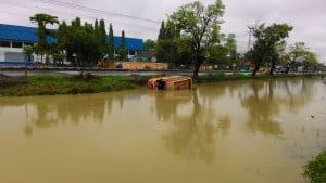 Jalanan Licin, Minibus Nyemplung ke Sungai