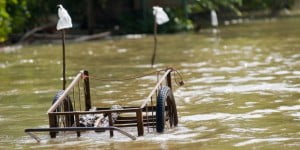 Tanggul Jebol, Warga Desak Pemkot Normalisasi Sungai Beringin