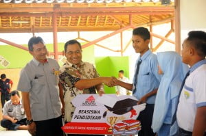 Ratusan Pelajar di Sekitar Pabrik Semen Rembang Terima Beasiswa