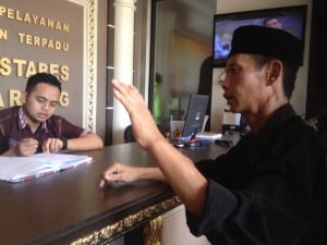 Dituduh Mencuri Spritus Lelaki Ini Dihajar Seorang Pemuda sampai Bengkak Muka